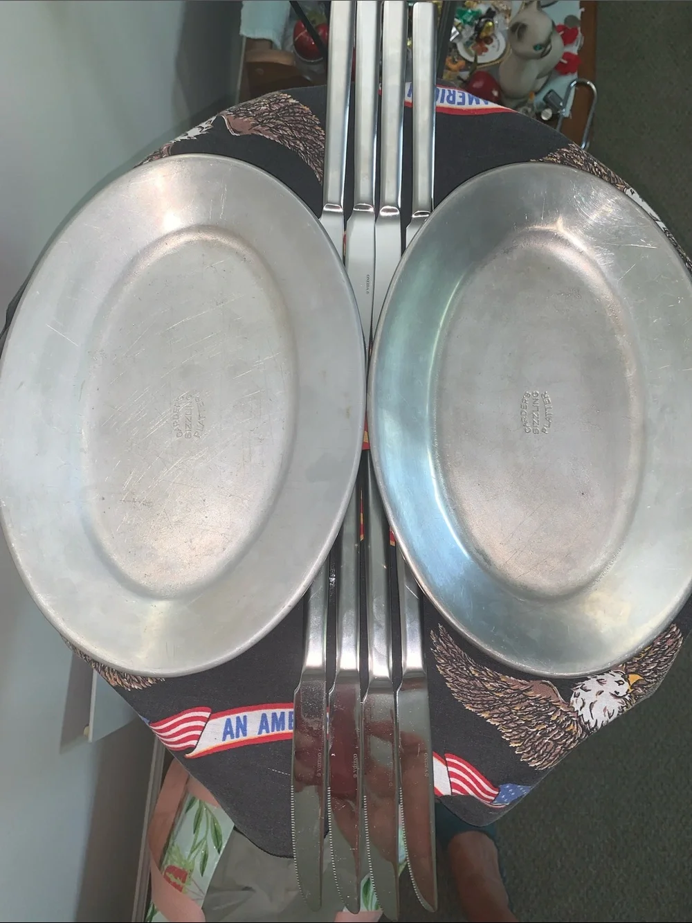 WOWOW - Wagner Ware 2 Carder's Sizzling Steak Platters + 8 new Knives = 10 pcs